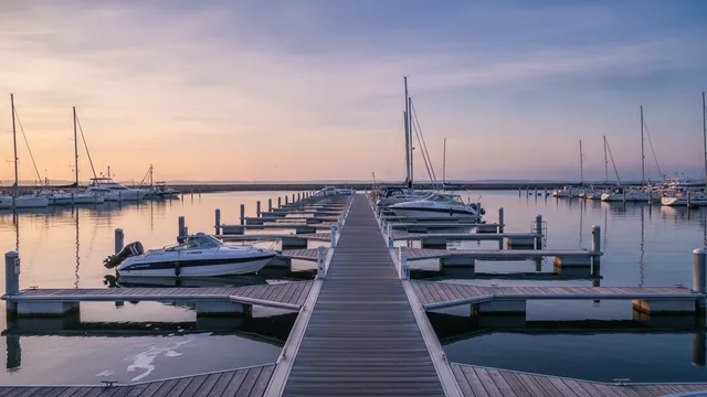 How to Start and Manage a Boat Business (With Clear Steps)